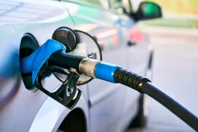 تحليل: أسعار الوقود في الإمارات وتأثير تقلبات النفط العالمية (أبريل 2025)