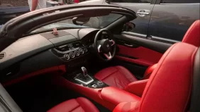 لماذا تعتبر السيارات الرياضية ذات المقعدين مثالية في الإمارات؟