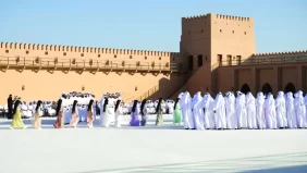 الأعراس الجماعية: احتفالات الإمارات تعزز بناء الأسر المستقرة