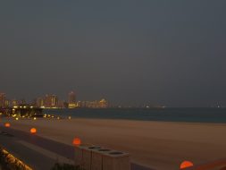 الشواطئ الليلية: حل مبتكر للتغلب على حرارة الصيف في الخليج