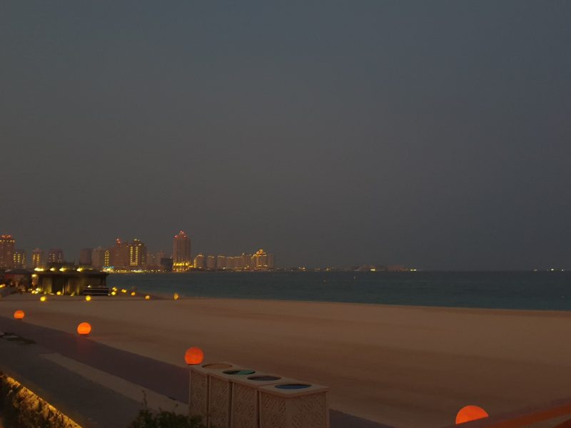 الشواطئ الليلية: حل مبتكر للتغلب على حرارة الصيف في الخليج