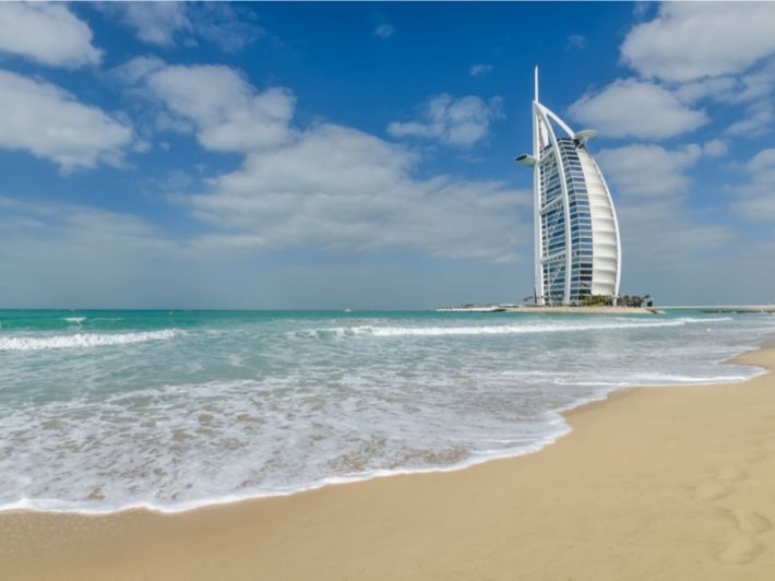 صور شواطئ دبي: استمتع بجمال السواحل الرملية