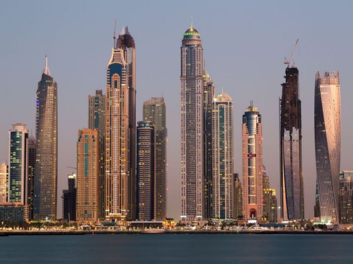 برج الشعلة: نظرة عن قرب على الحياة الفاخرة في مرسى دبي