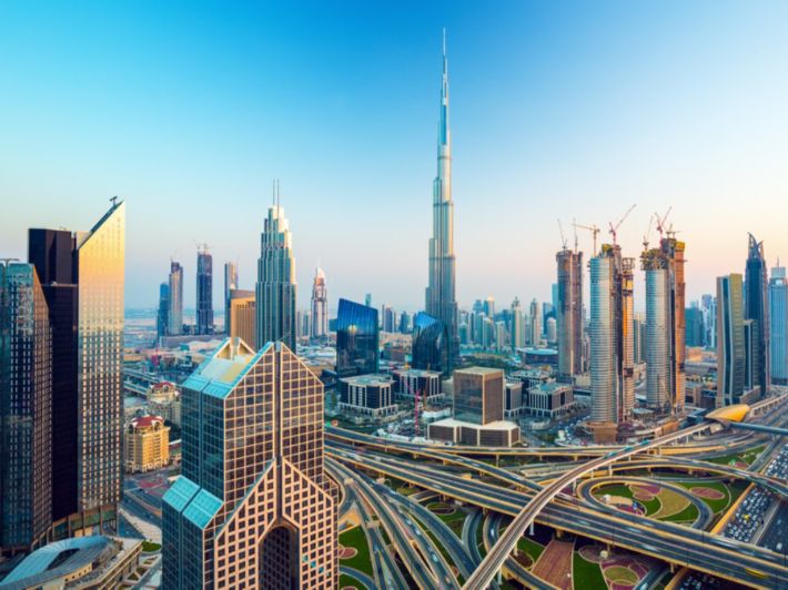 كل ما يهمك عن مساحة الإمارات: دليل الجغرافيا والمساحة