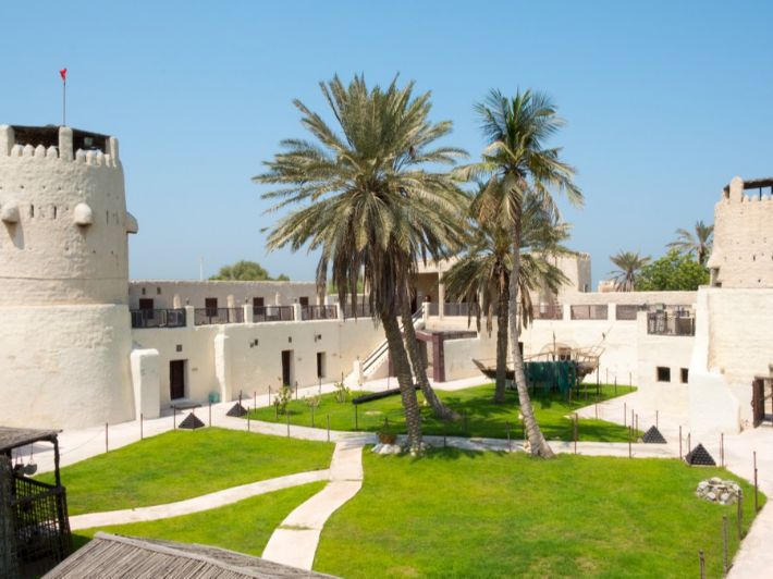 اكتشف جمال جغرافيا أم القيوين: السحر الطبيعي والتراث