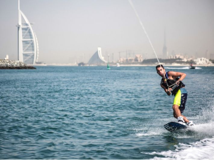 شاطئ الجميرا: تجربة فريدة من نوعها في قلب دبي