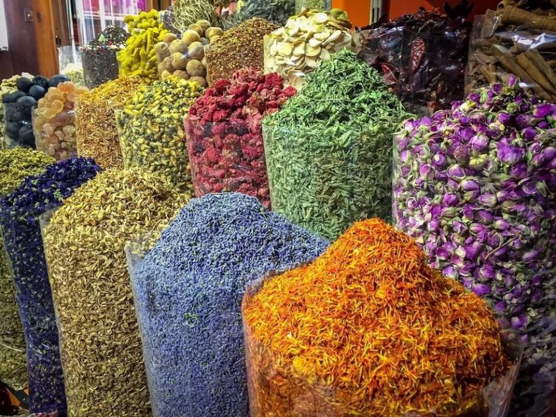 لماذا يجب زيارة سوق التوابل في دبي؟ الأسباب هنا!