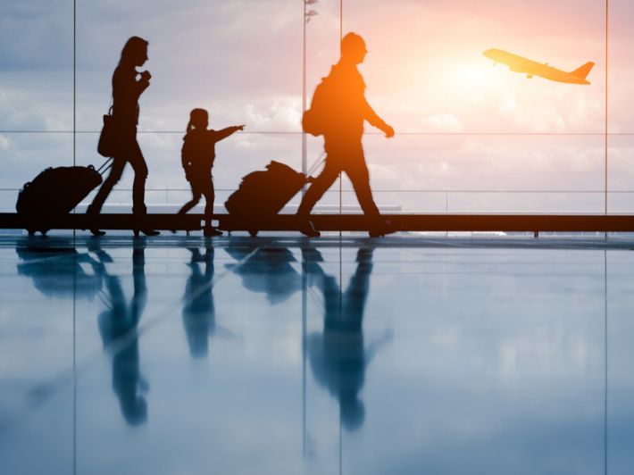 تطور مطار دبي الدولي: من البدايات إلى المستقبل