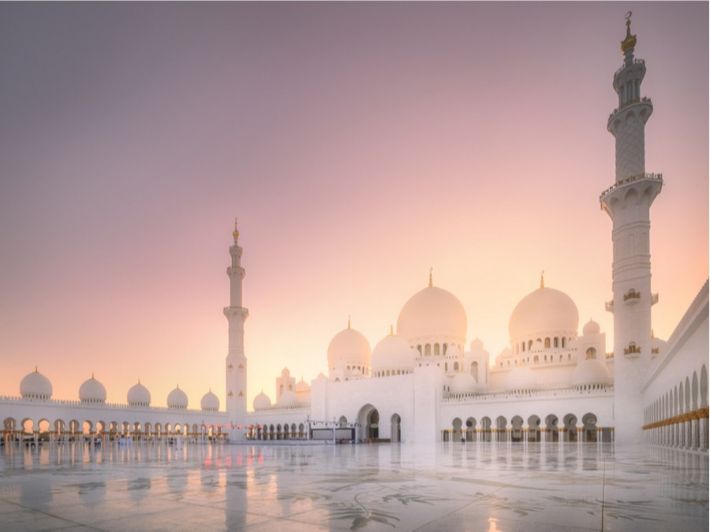 اكتشف أماكن سياحية في أبوظبي: من الصحراء إلى البحر