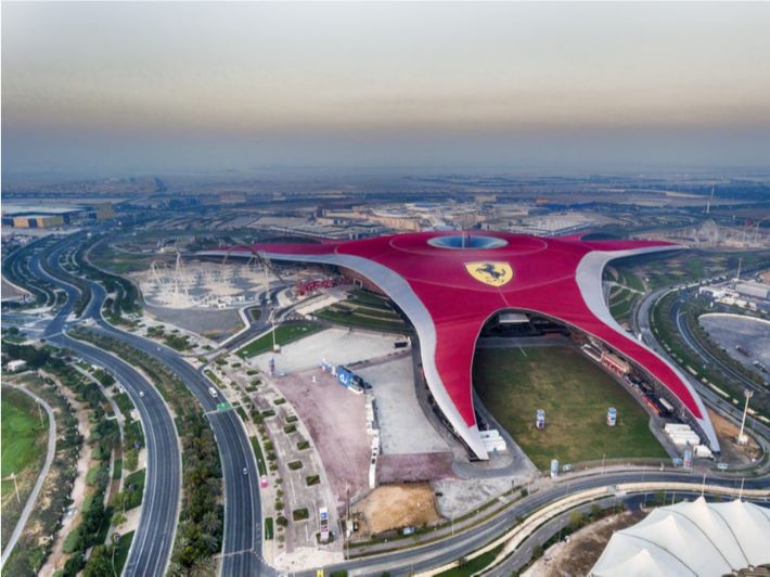 السياحة في أبوظبي: من الصحراء إلى الشواطئ الذهبية