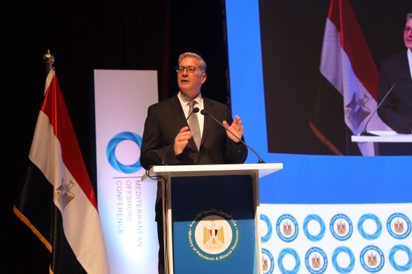 التعاون المصري الإماراتي: تحويل ميناء الحمراء إلى مركز عالمي للبترول