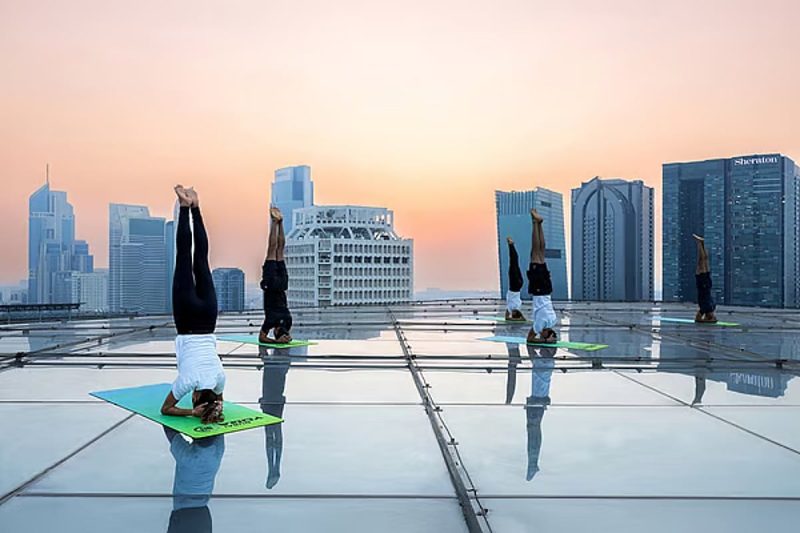 يوجا دبي: فعالية لا تُنسى في تحدي دبي للياقة 2025