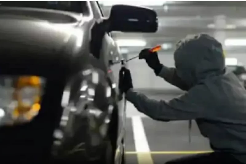 الحكم في قضية سرقة سيارة بأبوظبي: تعويض مالي بقيمة 15 ألف درهم