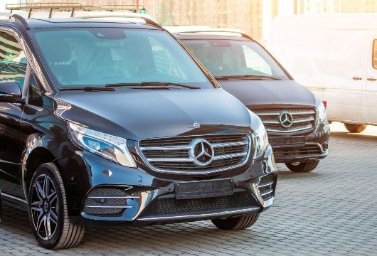 المركبات العائلية: مقارنة بين الميني فان والدفع الرباعي في الإمارات