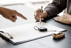 أسعار السيارات المستعملة في الإمارات: مقارنة بين الوكالات والبائعين الخواص