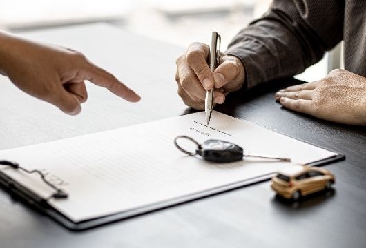 أسعار السيارات المستعملة في الإمارات: مقارنة بين الوكالات والبائعين الخواص