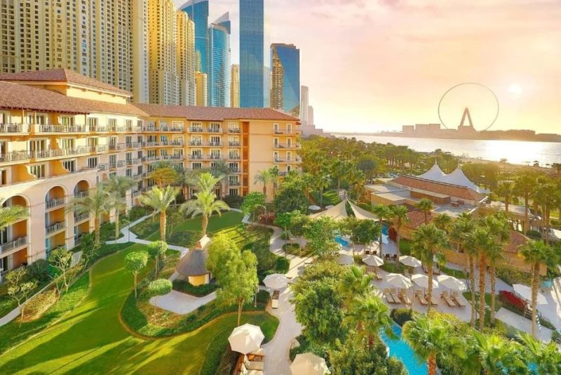 فنادق دبي الفاخرة: احجز إقامتك مع المجد الإماراتية في ريتز كارلتون