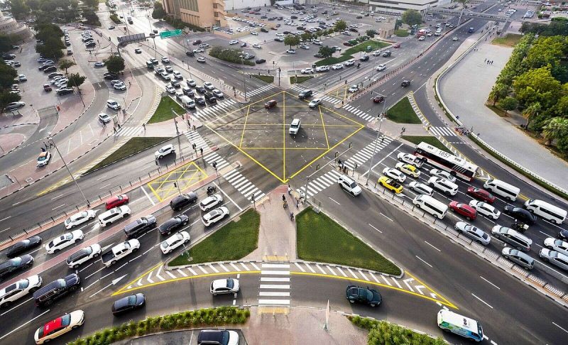 استثمارات دبي في تطوير البنية التحتية المرورية: نحو طرق أكثر أماناً