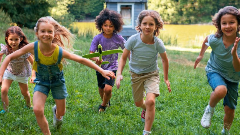 رفاهية الطفل: كيف تساهم المجتمعات في تحقيق التوازن والنمو؟