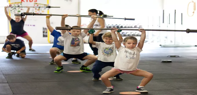 تمارين القوة للأطفال: دليل الأهل لتعزيز النمو الآمن