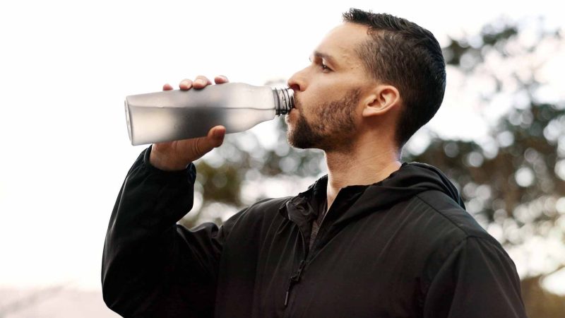 أهمية الماء: نصائح للحفاظ على رطوبة الجسم ومكافحة الإجهاد