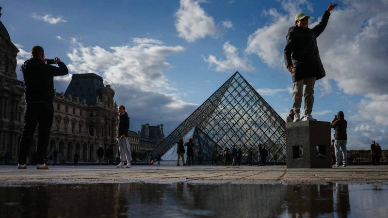 سرقة مجوهرات التاج الفرنسي: القبض على المشتبه بهما يثير تساؤلات جديدة