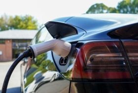 اختر سيارتك الكهربائية: نصائح لاختيار السيارة الكهربائية في الإمارات