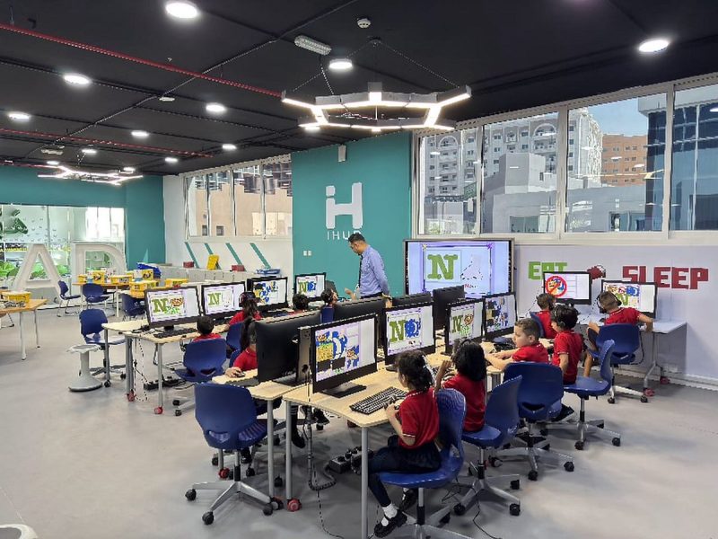 مختبرات الابتكار المدرسية في دبي: خطوة نحو اقتصاد المعرفة