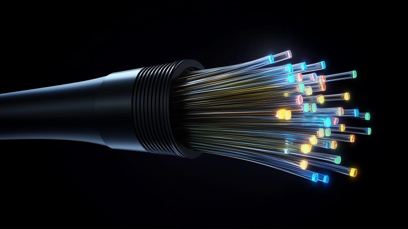 الألياف الضوئية: لماذا هي الخيار الأفضل لشبكات الاتصال الحديثة؟