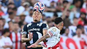 كرة القدم وصحة الدماغ: تأثير ضربات الرأس المتكررة مقلق