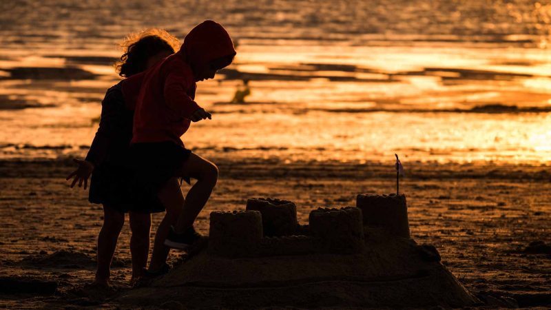 تعزيز المناعة لدى الأطفال: دور اللعب بالتراب