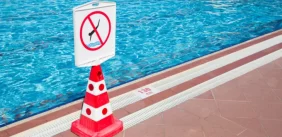 أضرار السباحة: كل ما تحتاج لمعرفته عن المخاطر وكيفية التعامل معها