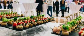 بوفيه منزلي في أبوظبي: كل ما تحتاج معرفته لتنظيم مناسبتك