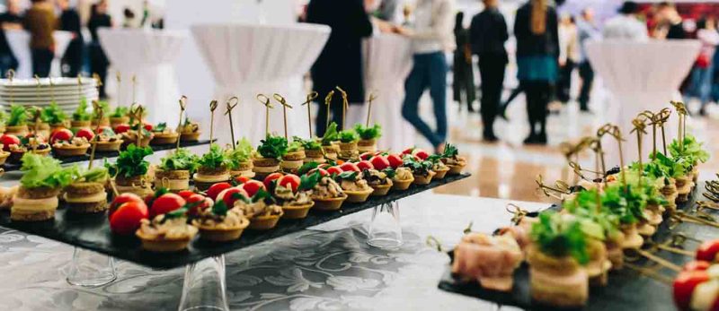 بوفيه منزلي في أبوظبي: كل ما تحتاج معرفته لتنظيم مناسبتك