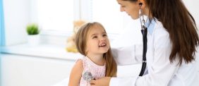 استشارة وتقييم: كيف تختار أفضل عيادات الأطفال في عجمان