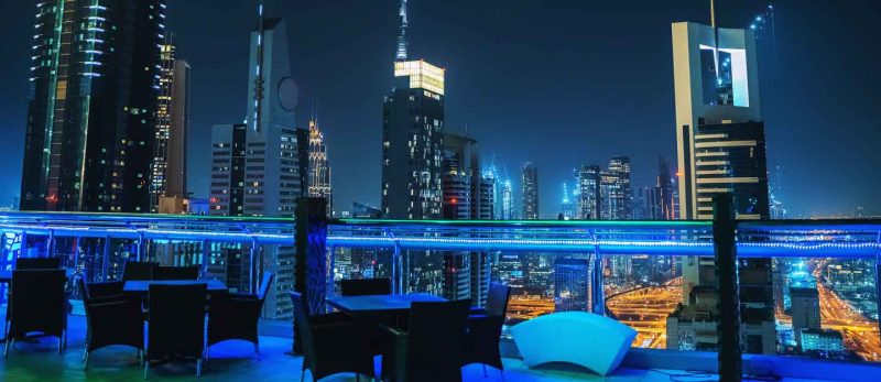 اكتشف سحر الأجواء: مطاعم دبي على أسطح الفنادق