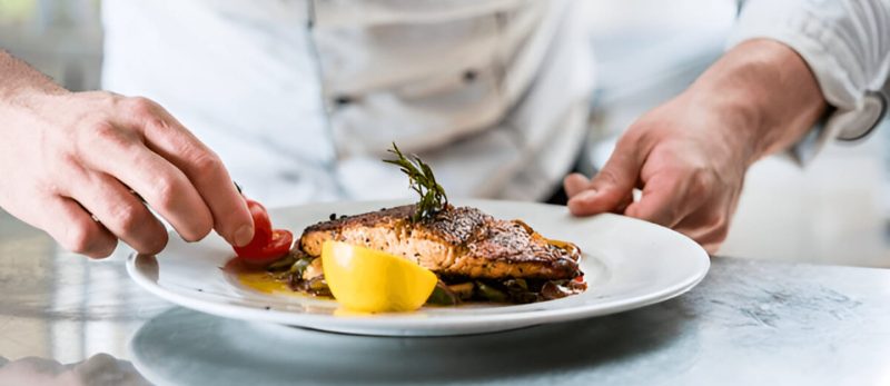 استمتع بأجود المأكولات البحرية في رأس الخيمة: دليل المطاعم