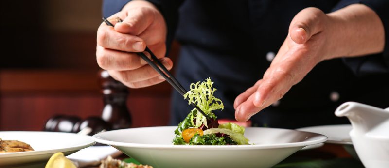 استكشف خيارات الطعام المتنوعة في مطاعم دبي هيلز مول