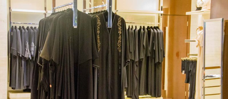 كل ما تحتاجين معرفته عن محلات العبايات في أم القيوين