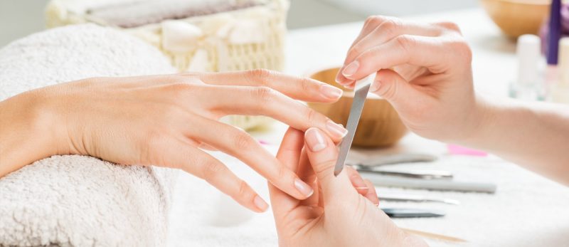 خطواتك نحو التميز: دورات تجميل في دبي لتعليم فن العناية بالجمال