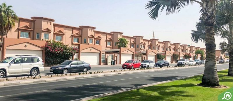 السكن في مجمعات دبي السكنية: استقرار أم تحديات؟