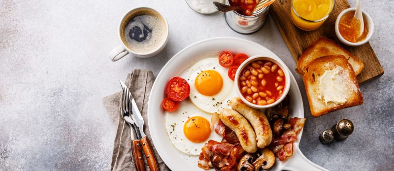 دليل شامل لأفضل مطاعم الفطور الإنجليزي في دبي