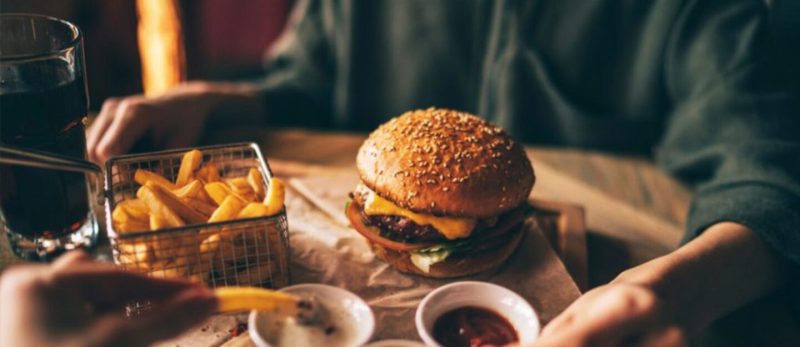 الوجهات الذهبية: أين تتناول أفضل برجر بالشارقة؟