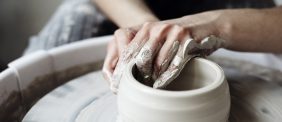 أين تتعلم؟ أفضل الأماكن لـ تعليم صناعة الفخار في دبي