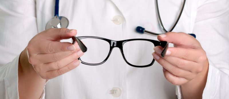 كيف تحافظ على صحة عينيك مع أفضل دكتور عيون في الشارقة