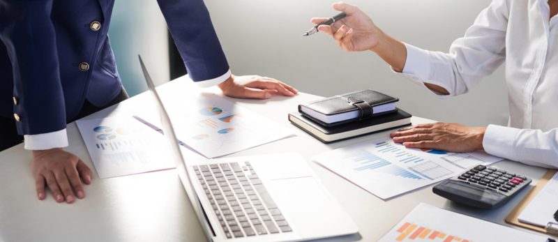 مقارنة بين مكاتب تدقيق الحسابات في أبوظبي