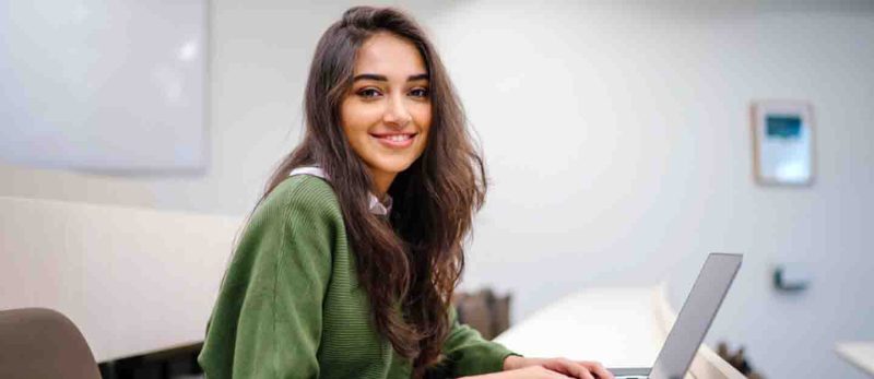 لماذا تختار كلية دبي للسياحة؟ مميزات وبرامج فريدة