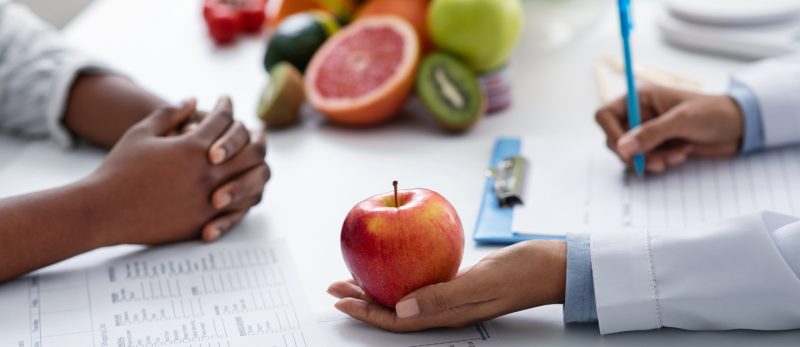 أفضل دكتور تغذية في العين: تقييم شامل للمراكز والعيادات