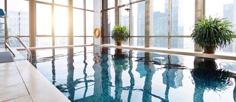 استرخِ وانتعش: مسابح دبي المغلقة بانتظارك