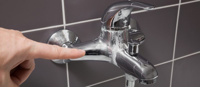 أسرع الطرق للتخلص من الكلس في الأنابيب بدون مجهود